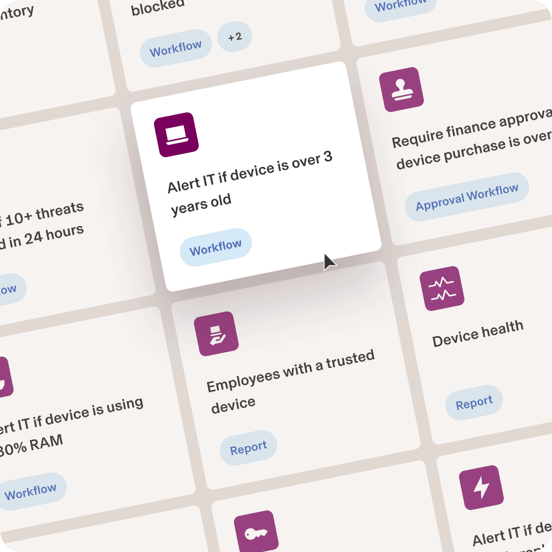 Rasteroberfläche mit IT-Management-Kacheln und violetten Symbolen, darunter „IT benachrichtigen, wenn Gerät älter als drei Jahre ist“ und Workflow-Optionen.