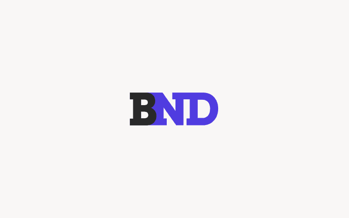 Logo BND avec lettres noires et violettes sur fond rose clair.
