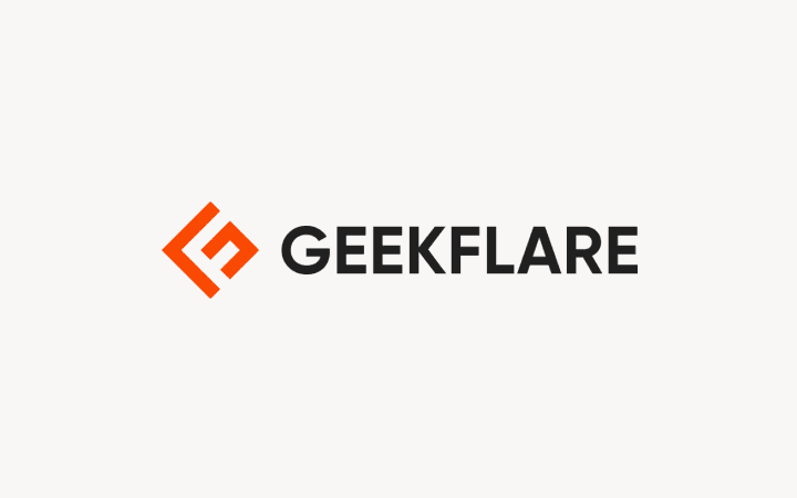 Logo GeekFlare représentant un symbole géométrique orange à côté d’un texte noir sur fond rose clair.