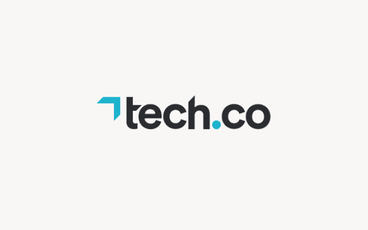 Logo Tech.co avec texte noir et accent bleu sarcelle sur fond rose clair