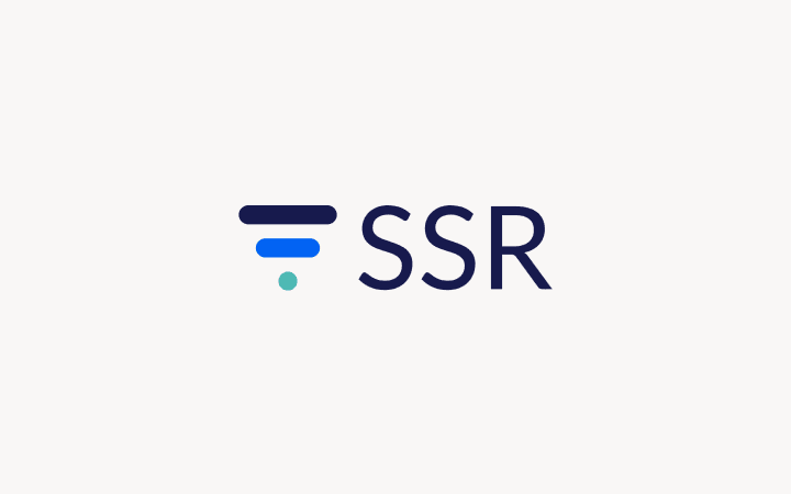 Logo SSR avec texte bleu marine et lignes horizontales noires, bleues et turquoise sur fond rose clair.