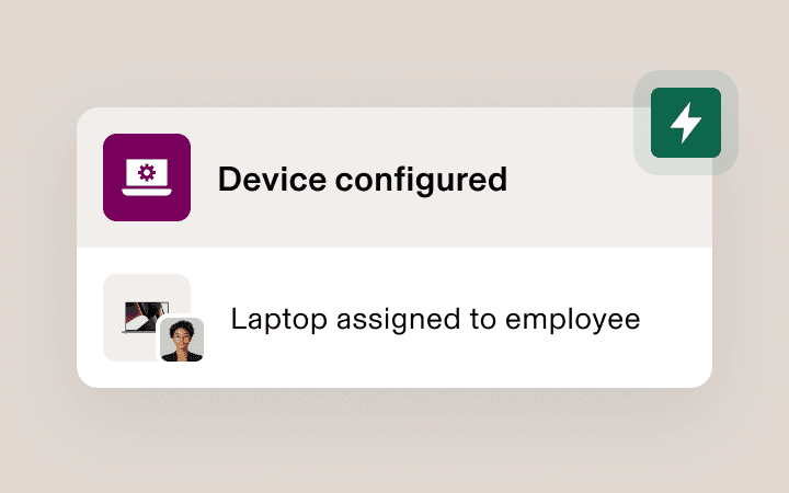 Benachrichtigung zur Gerätekonfiguration, die „Gerät konfiguriert“ und „Laptop wurde Mitarbeiter zugewiesen“ lautet; mit violettem Laptopsymbol.